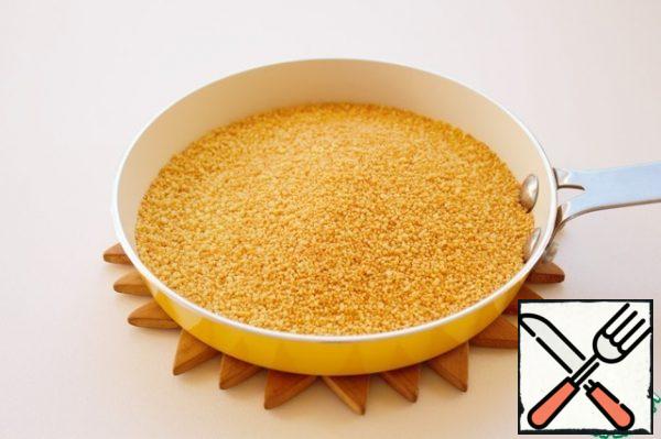 Cook the couscous until Golden brown in a dry pan (without oil). Transfer the fried couscous to a bowl and steam with boiling water. The water should be slightly larger than the couscous, so that it only covers it a little.
