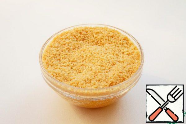 Mix the couscous with the aromatic oil. The oil may not go all the way.