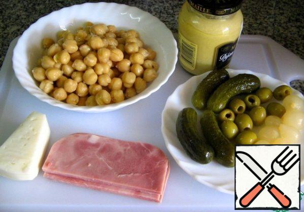 Necessary product. Pre-soak chickpeas, you can overnight, and boil until soft in salted water. Drain the water well and put the chickpeas in a salad bowl.