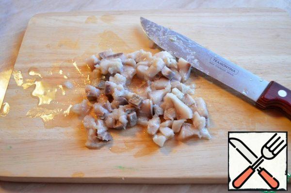Cut the herring fillet into small cubes.
