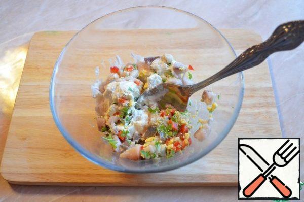In a bowl, mix the egg yolk, pepper, herbs, cottage cheese and herring. Salt is not necessary.

Spread the resulting mass on bread, put cucumber and radish rings on top of the sandwiches. It turned out very tasty sandwiches for Breakfast or a healthy snack.