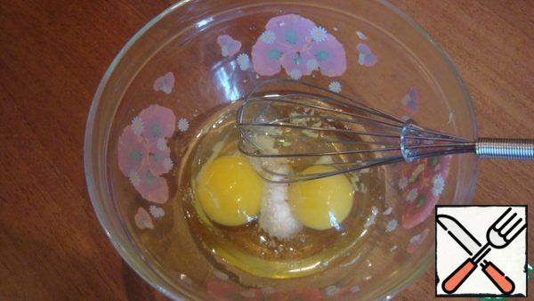 Beat two eggs with a whisk. Without fanaticism. A little salt - but it's to taste, because the cheese itself is a salty product.