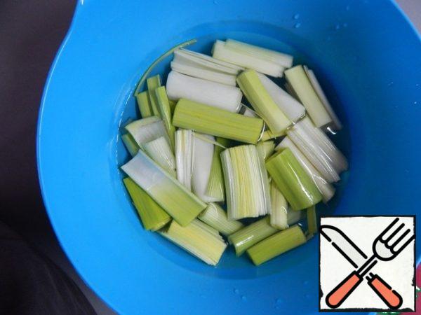 Cut the onion stalks lengthwise and into pieces of 4-5 cm, wash off the sand. (I have vegetables and fruits additionally lie for a couple of minutes in vinegar water, for disinfection).