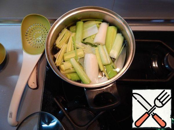 Put the stalks in salted boiling water and cook for 10 minutes. (in a steamer cut down 15 min.)