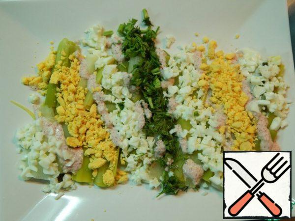 Place the leeks on a platter and pour the mustard sauce over them while they are still hot. Sprinkle the onion with the yolks, whites and herbs so that you get colorful strips, and serve. (For large meals, you can prepare the dish the day before, and just before serving, pour the sauce over it. You can serve it hot, warm, or cold.)