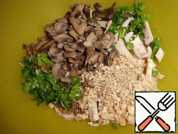 Add mushrooms to the salad (it is necessary to "squeeze" them a little, thereby removing excess liquid), chopped walnuts and chopped parsley.