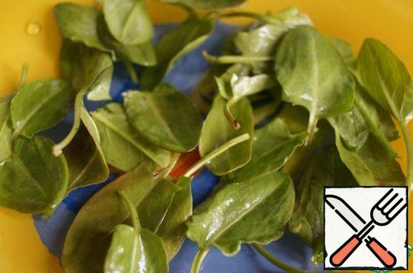 Put the washed leaves of young sorrel on a plate.