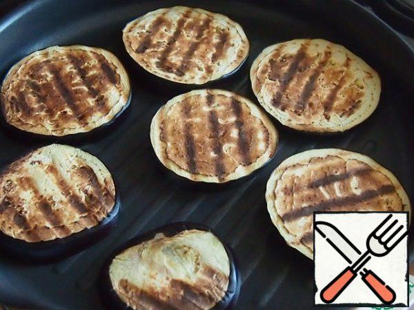 Cut the eggplant into slices about 1 cm thick and fry in a dry pan or grill until soft, then cut into medium-sized pieces.