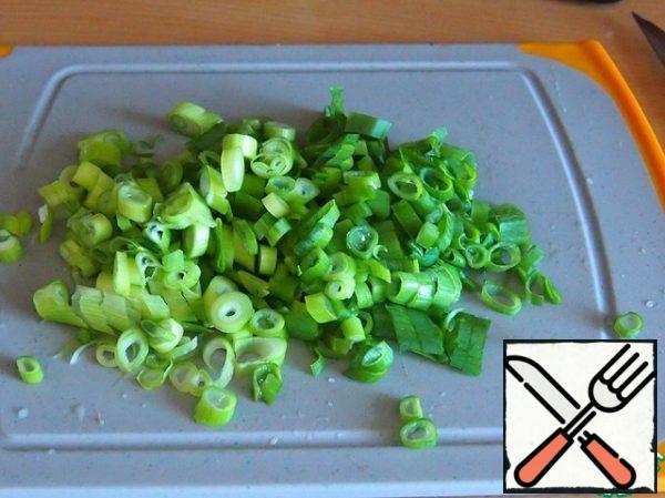 Cut the onion into rings.