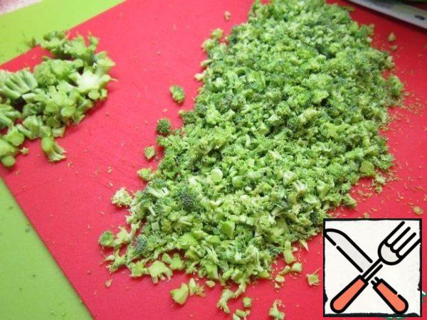 With inflorescences finely sliced cut off the flower part, mix with a pinch of sugar.
Wash the raisins.