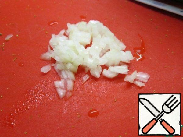 Finely chop the onion.
if the onion is an ordinary onion, it needs to be covered with boiling water to remove the bitterness.