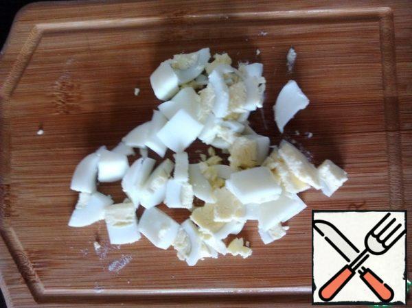 Boil the eggs, cut into large cubes.