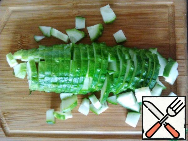 Cut the cucumber into large cubes.