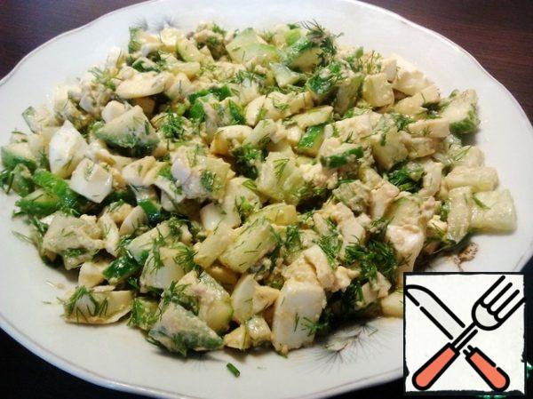 Mix well. Salt and add any spices is not necessary. thanks to the sauce, the salad gets a rich taste and becomes quite salty.