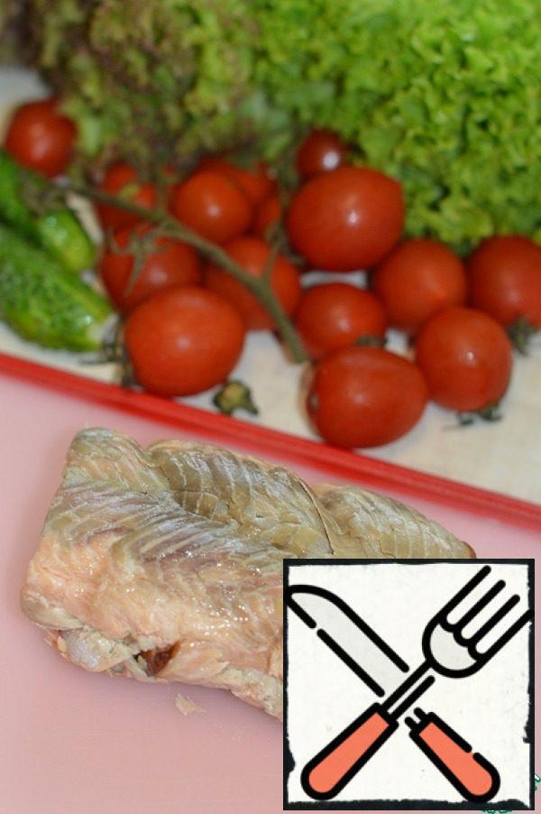 1. Wash the salad and vegetables and dry them.