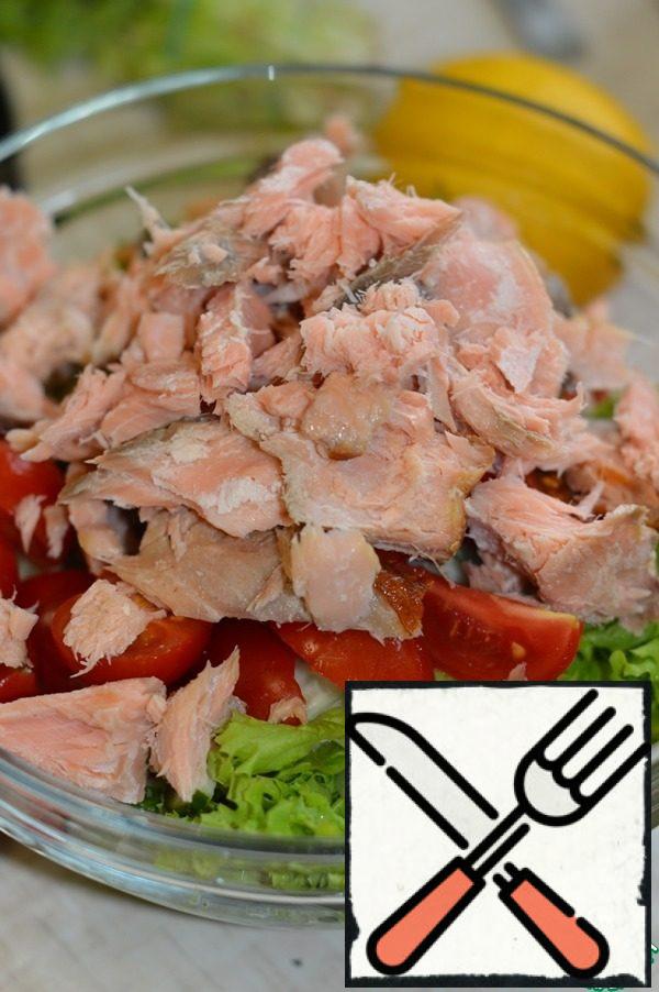3. Separate the fish from the bones, disassemble it into small pieces and put it with the vegetables.