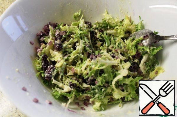 Fill the salad, let it soak for a couple of minutes and serve. when serving, you can spread out portions and decorate with a bow of cheese, squeezing it on top of the salad.