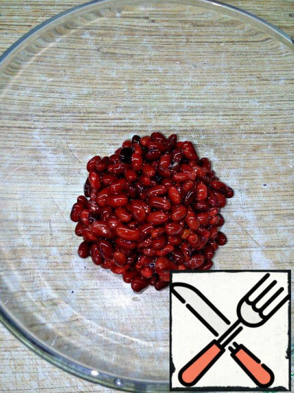drain the liquid from the beans. put in a salad bowl.