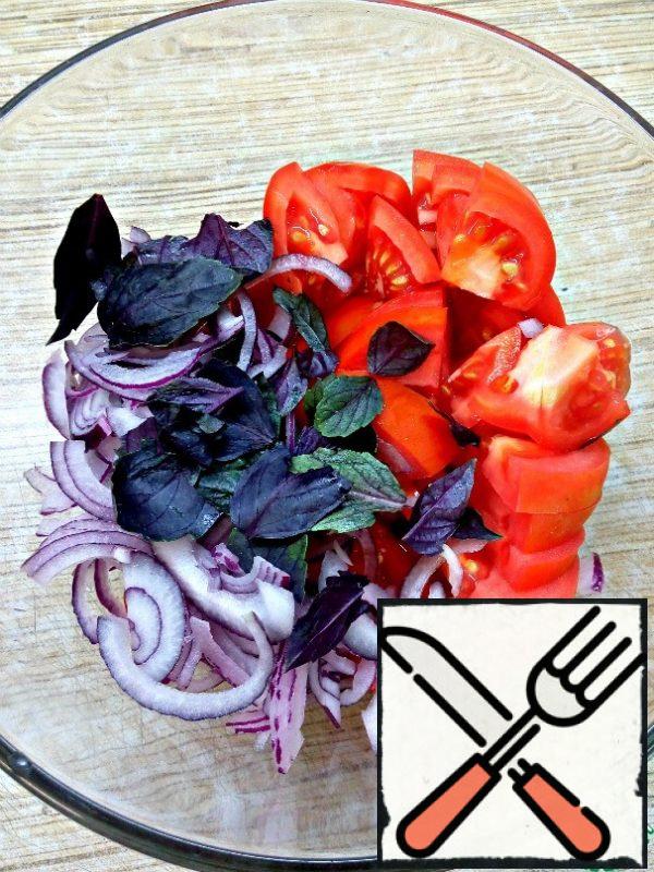 Wash the tomatoes, dry them, and cut them into large cubes. Peel the onion and cut it into thin half-rings. from the basil sprigs, separate the leaves, tear them with your hands or leave them whole.