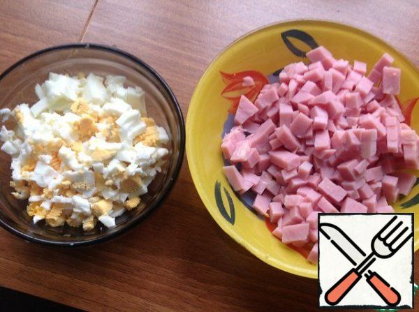 cut the eggs and ham into medium cubes.