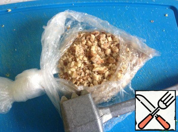 walnuts chop or grind not very large, but not in the dust. we collect the salad in layers.
1) ham, smear with mayonnaise
2) mushrooms with onions
3) egg, grease with mayonnaise
4) walnut
5) cheese, grated on a fine grater