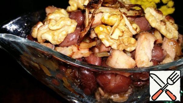 Combine all the prepared ingredients with boiled beans, season with salt, hops-suneli, freshly ground pepper and grape vinegar.