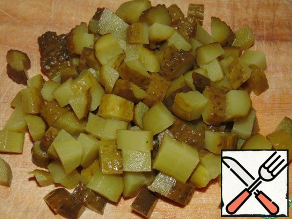 Cut the pickled cucumbers into cubes.