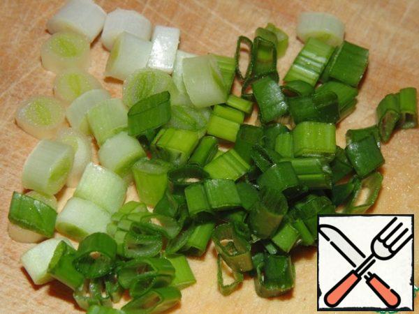Finely chop the green onion, parsley and dill.