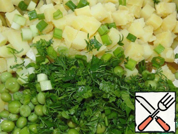 Add the greens to the salad. In a separate container, mix oleic vegetable oil with salt and balsamic vinegar (6%). Season the salad with this mixture.