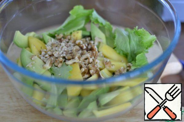 In a bowl place the arugula or salad Insalatina me, to me it is more like it.
Cut the nuts into small pieces
Add avocado and mango to the salad.
Season with salt and pepper.