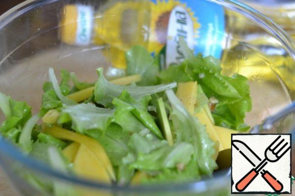 Mix sunflower oil with lemon juice.
Beat with a fork. Pour the sauce over the salad.
Mix everything well.
Put it in the refrigerator for half an hour.