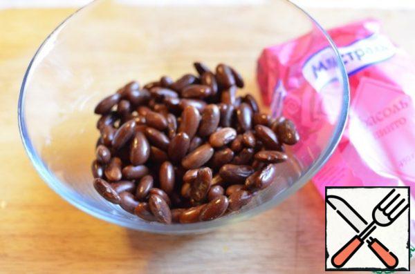 Boil the beans in a convenient way for you or in the way indicated on the package with the product. I boiled the beans in a pressure cooker, a whole pack, so that in the future it can be used for cooking different dishes, so I indicated the number of ready-made beans in the recipe.