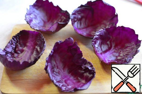 Divide the cabbage into leaves, I took 5 pcs.
