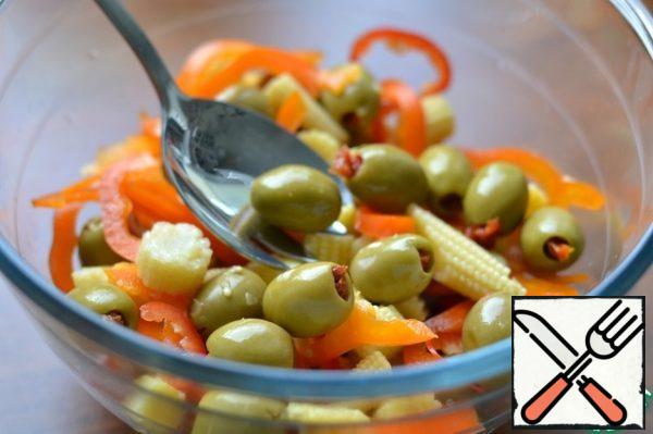 All the products for the salad are put in a large bowl.
Add salt.
In a separate bowl, mix sunflower oil and wine vinegar,
beat with a fork.