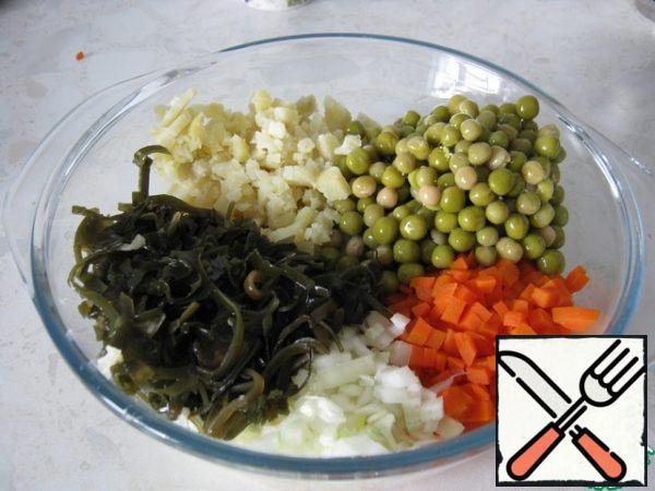 With peas and seaweed drain the liquid, add to the rest of the vegetables.