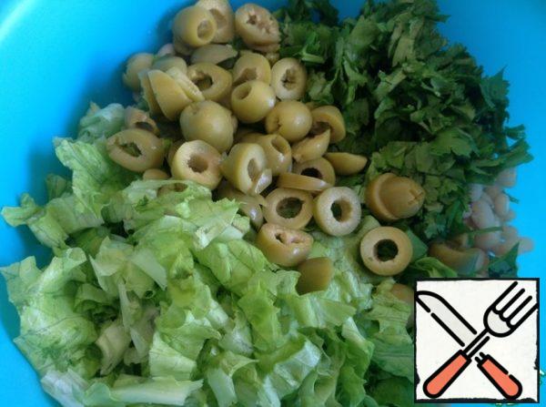 Finely chop the coriander, cut the olives into small circles.