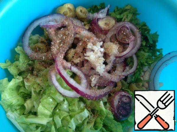 Cut the onion into thin rings, pass the garlic through the press. Add all the spices, salt and oil. Gently mix the salad.