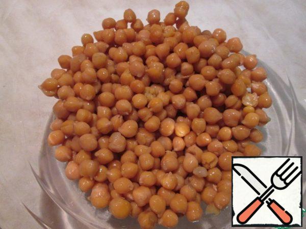 Soak the chickpeas in cold water for a few hours and cook until tender. This can be done in advance.