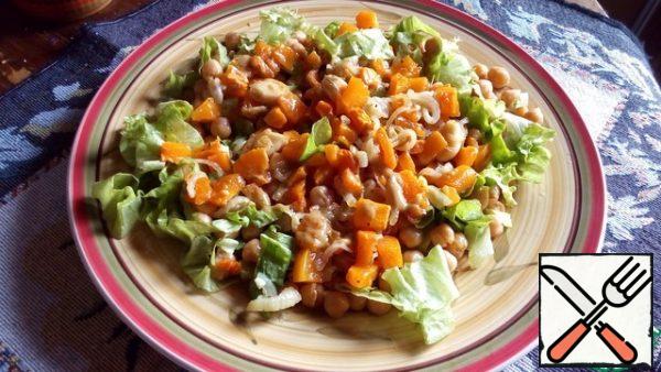 Spread the pumpkin on top and pour the remaining dressing over it. You can sprinkle with finely chopped green onion feathers and mint leaves.