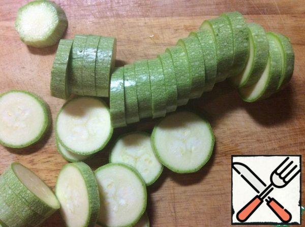 Cut them into circles about 1 cm thick, salt and fry in vegetable oil until Golden brown on both sides.
