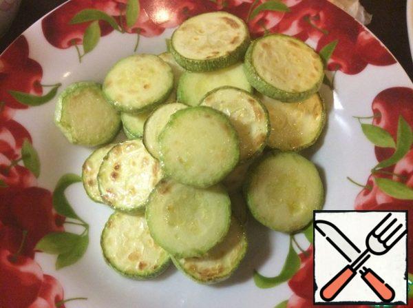 Meanwhile, in another dry pan, fry the sesame seeds until light Golden brown.
Remove the zucchini from the pan into a plate and cover it so that the zucchini does not cool down.