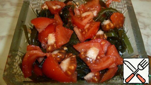 To the sea cabbage, cut the tomatoes into pieces.