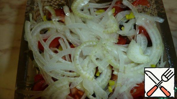 Cut the onion into half rings and add to the salad. Mix all the ingredients-the salad is ready, it remains to pour a little oil.