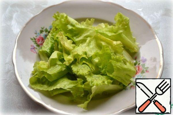 Tear the lettuce leaves with your hands.