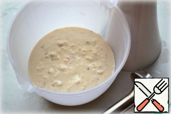Prepare a creamy onion sauce. A small head of onion and 1 clove of garlic finely chopped, fry in vegetable oil. Add 100 g of cream, in which pre-dilute 1 tbsp. l. flour. Mix well. Add salt, add any seasonings. Once the sauce has thickened, remove from the heat and allow to cool slightly.