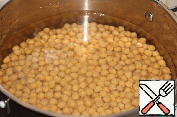 Soak chickpeas overnight. Then boil according to the instructions on the package, drain the water, and cool the chickpeas.