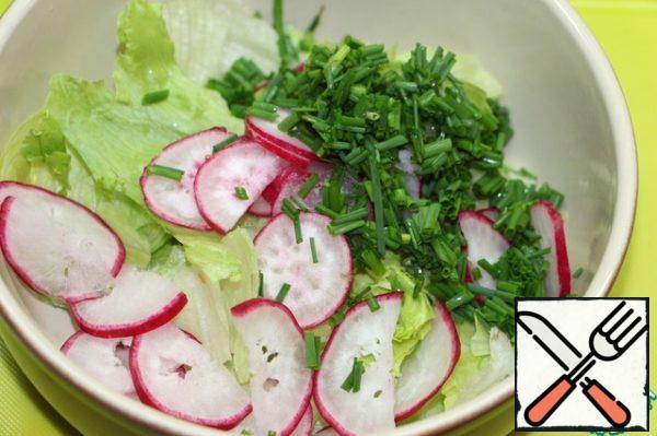 Tear the lettuce leaves with your hands, chop the greens, and cut the radishes into thin rings.