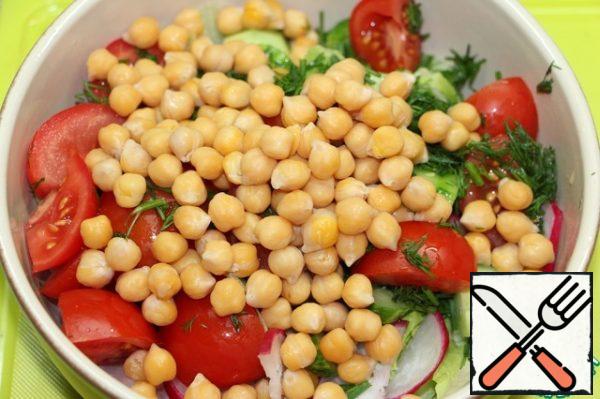 Add chickpeas. Season the salad with olive oil mixed with lemon juice, season with coarse salt and freshly ground black pepper. Stir.