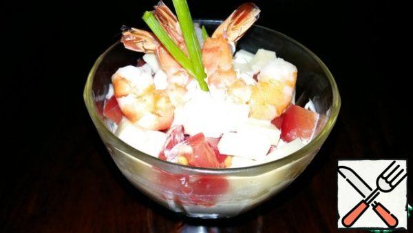 Put the eggs on the bottom of the bowl, then a layer of tomatoes mixed with garlic, then cheese and mayonnaise. Garnish with shrimp and green onions.