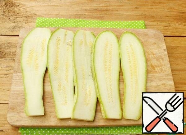 Wash the zucchini, dry it, cut it into medium plates, sprinkle with lemon juice.